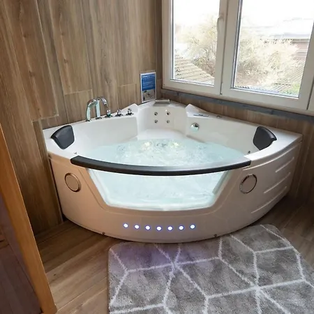 Capsule Luna Park - Jacuzzi - Sauna - Jeux & Arcades - Billard - Netflix & Cinema - Apartment